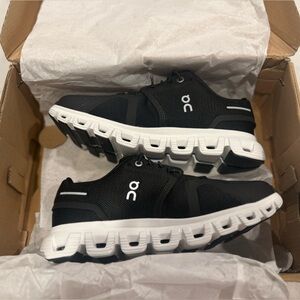 New ON Cloud 6 Womens Sneakers Size 6 - Black and White New in Box